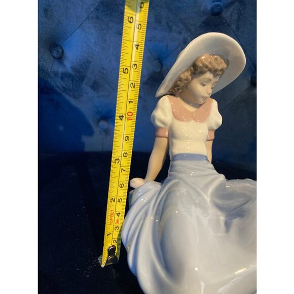 NAO by Lladro “Girl with Bird” Figurine #01042 –1987 With Box – Excellent item. - Picture 6 of 7